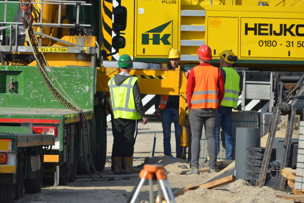 Vrachtwagen zakt door stempel bouwterrein