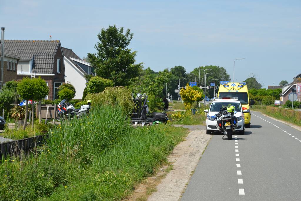 Automobilist ziet scooterrijder over het hoofd