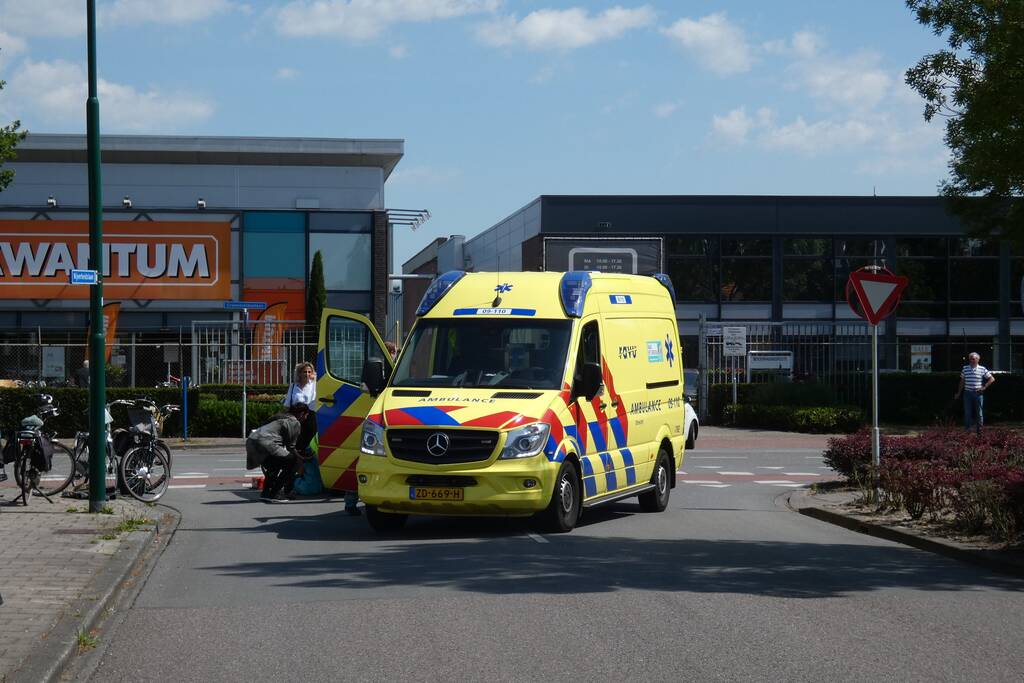 Overstekende racefietser gewond bij aanrijding