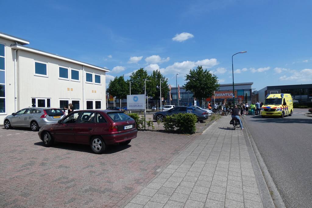 Overstekende racefietser gewond bij aanrijding
