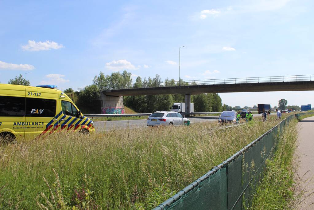 Auto draait 180 graden na botsing middengeleider