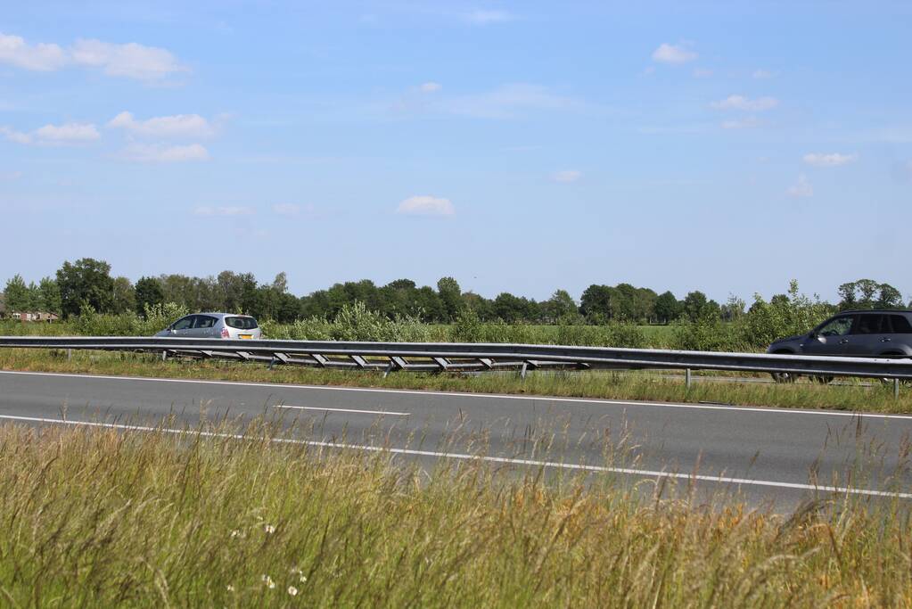 Auto draait 180 graden na botsing middengeleider