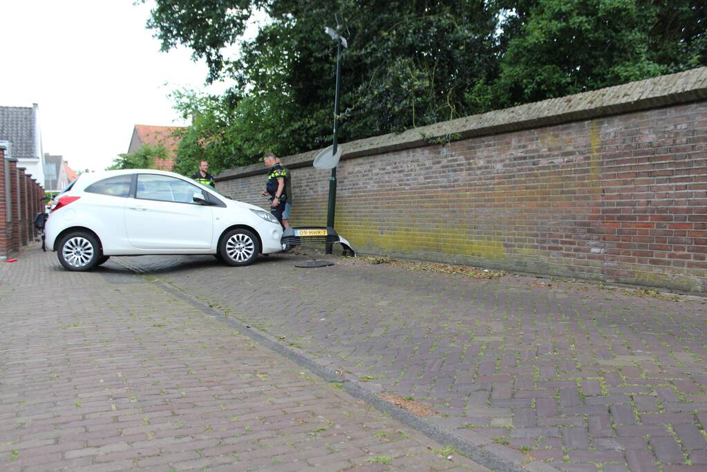 Automobiliste gewond na botsing met lantaarnpaal