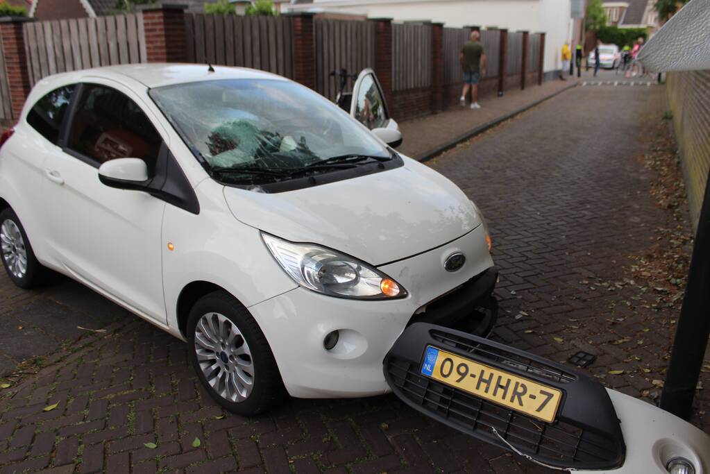 Automobiliste gewond na botsing met lantaarnpaal