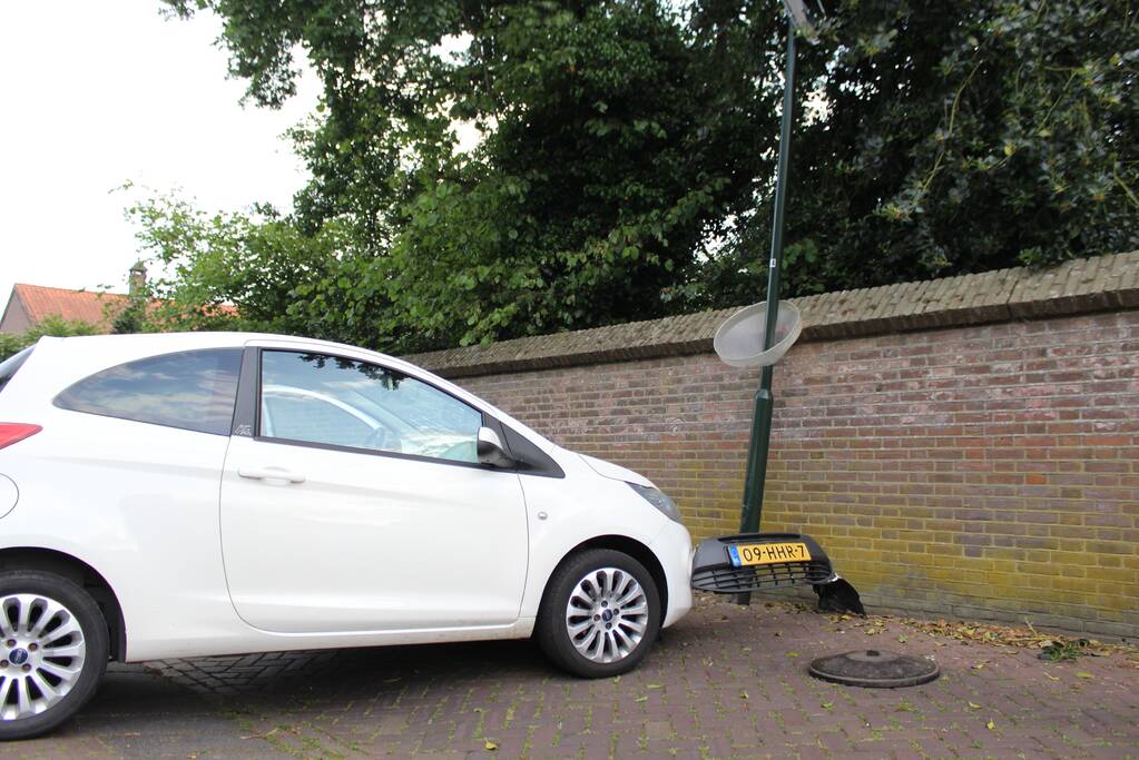 Automobiliste gewond na botsing met lantaarnpaal
