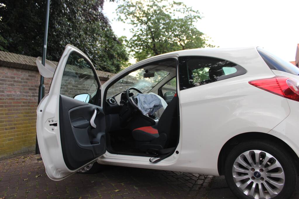 Automobiliste gewond na botsing met lantaarnpaal