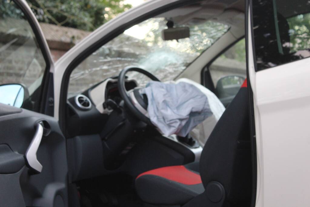 Automobiliste gewond na botsing met lantaarnpaal