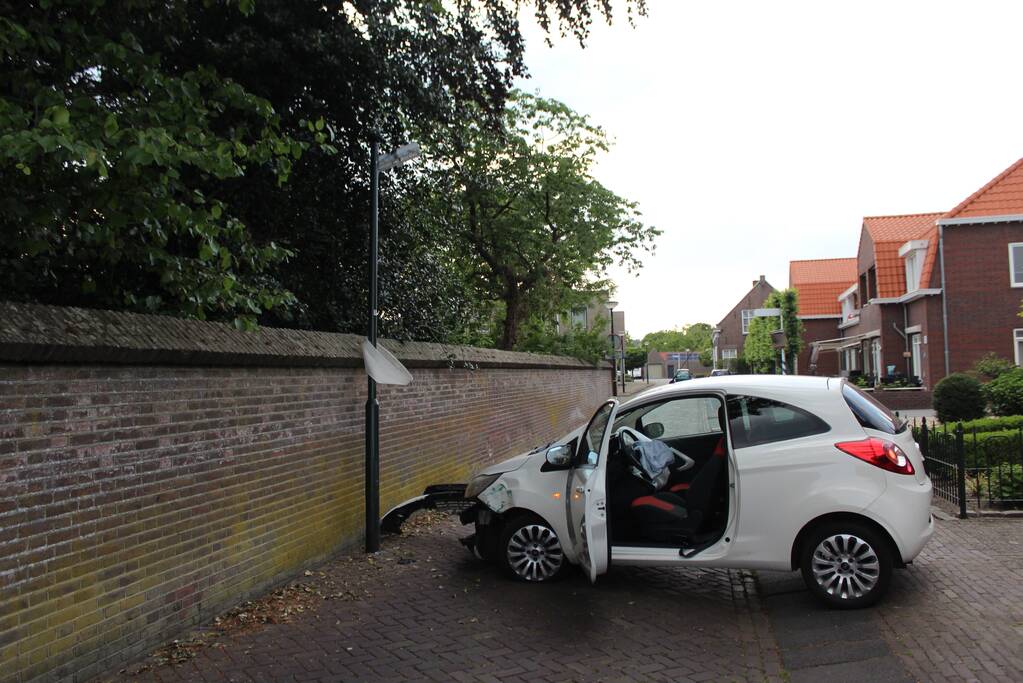 Automobiliste gewond na botsing met lantaarnpaal