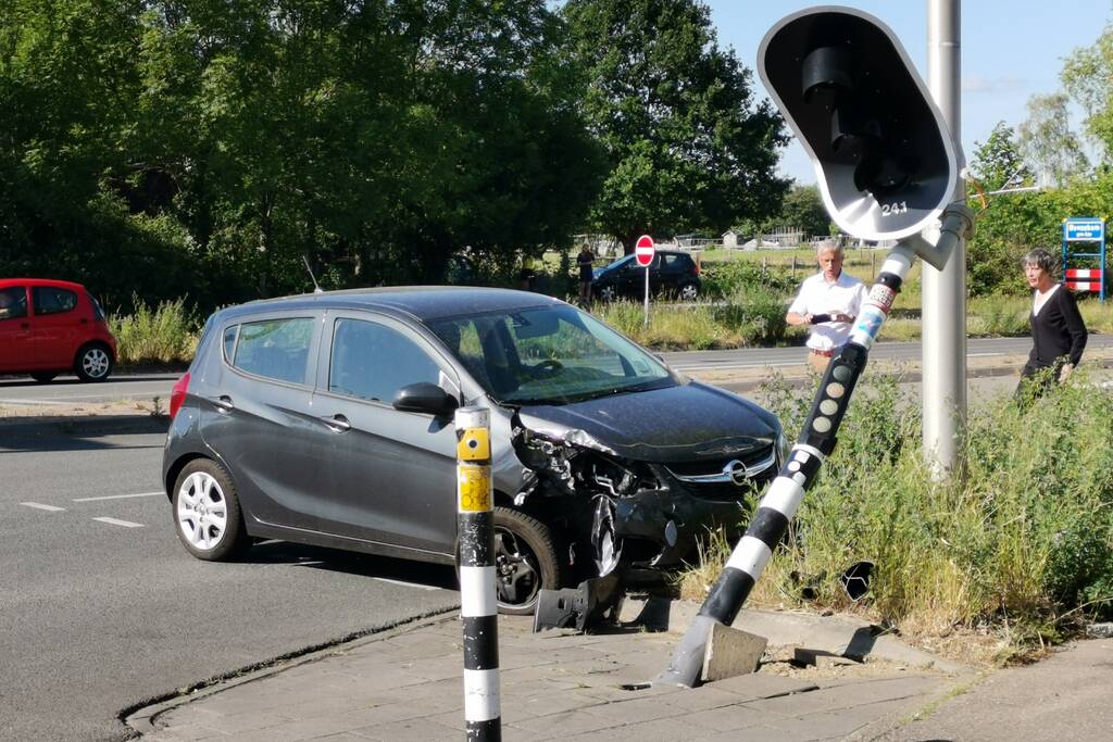 Auto botst tegen verkeerslicht