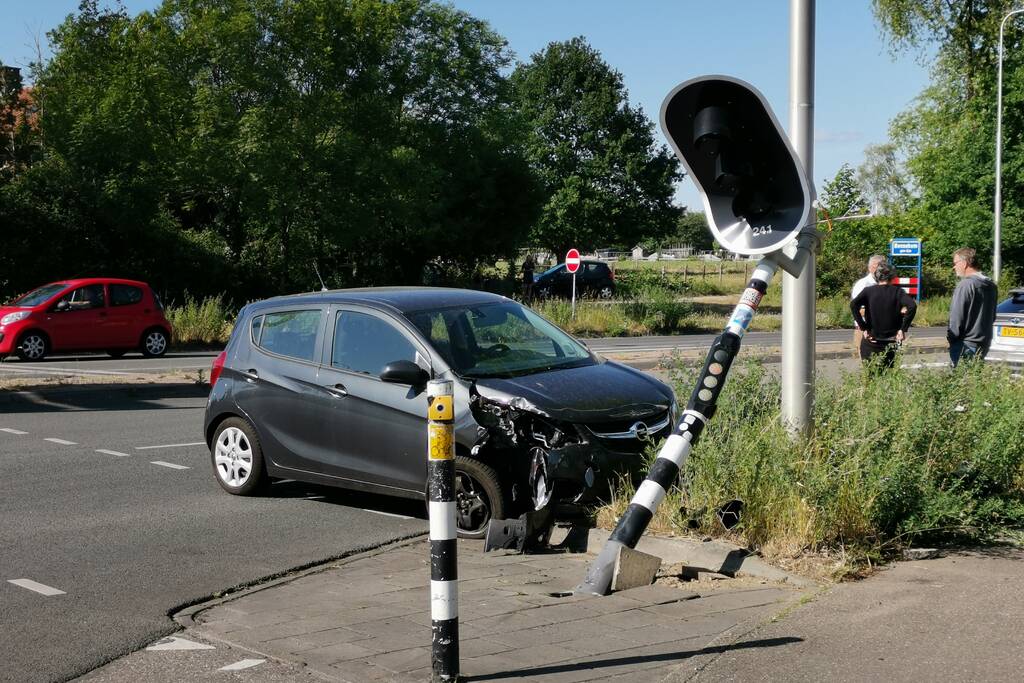 Auto botst tegen verkeerslicht