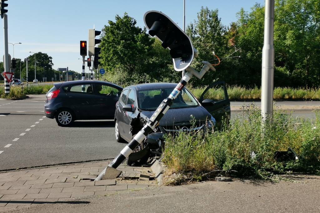 Auto botst tegen verkeerslicht