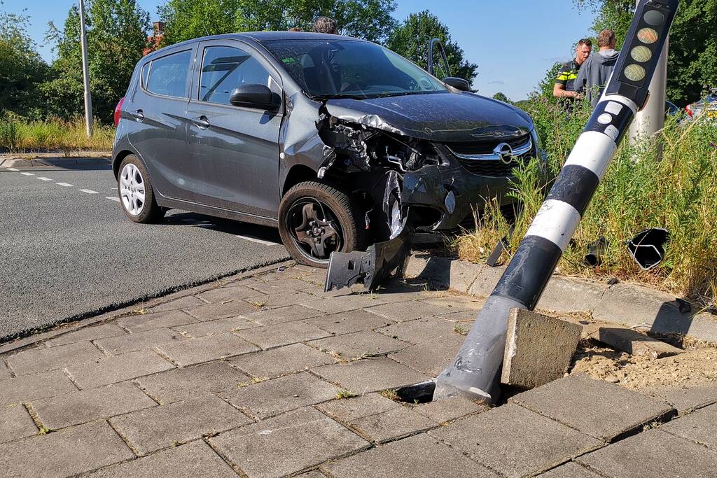 Auto botst tegen verkeerslicht