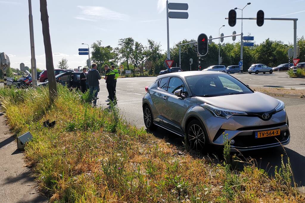 Auto botst tegen verkeerslicht