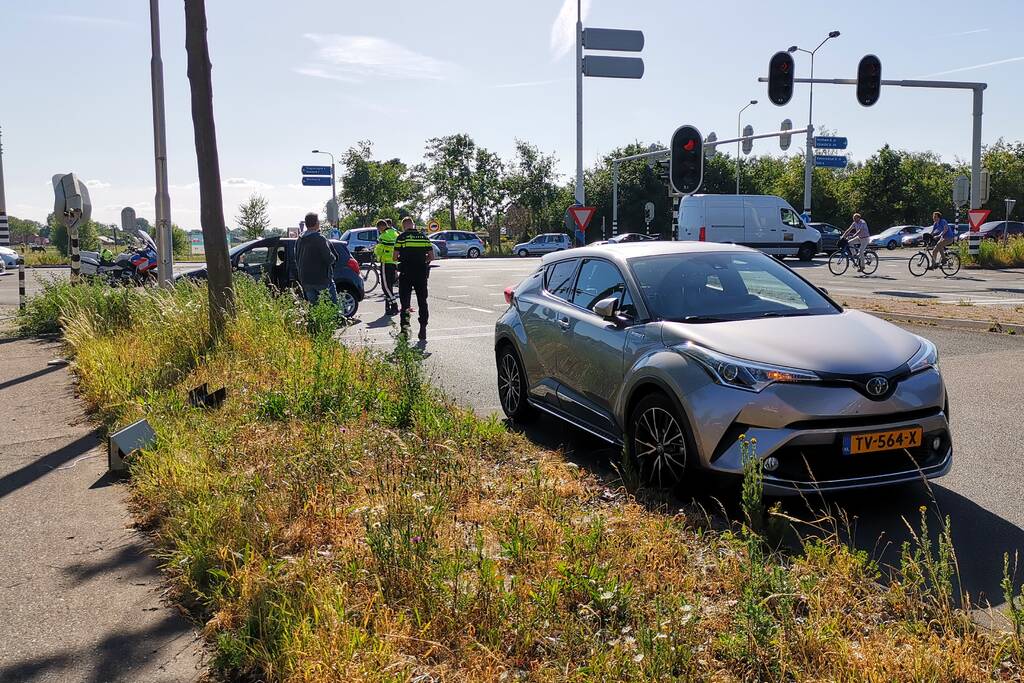 Auto botst tegen verkeerslicht