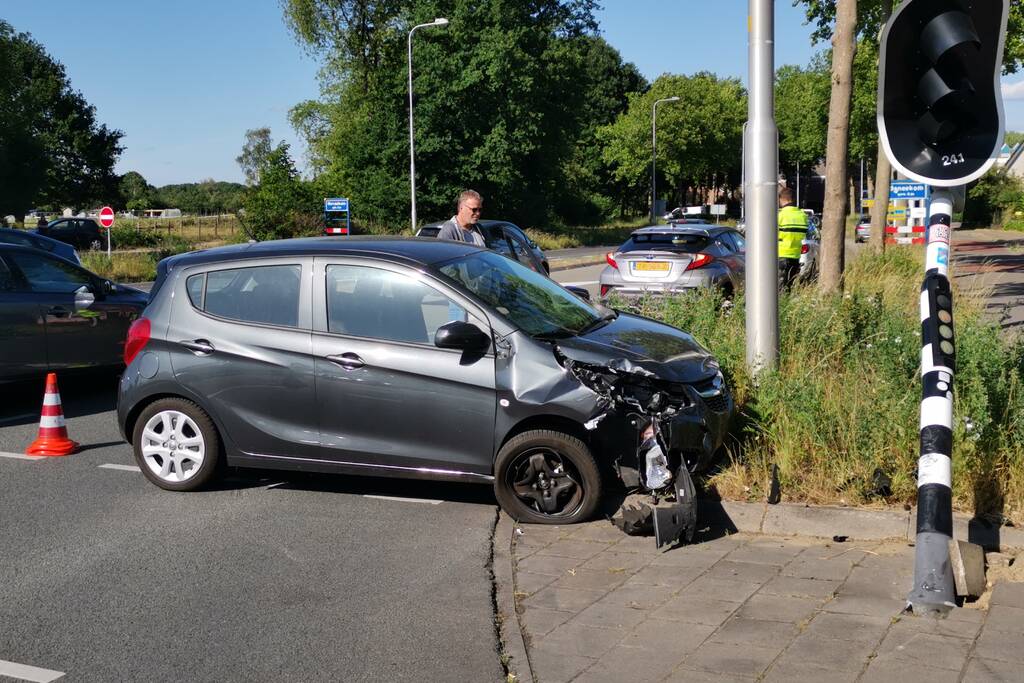 Auto botst tegen verkeerslicht