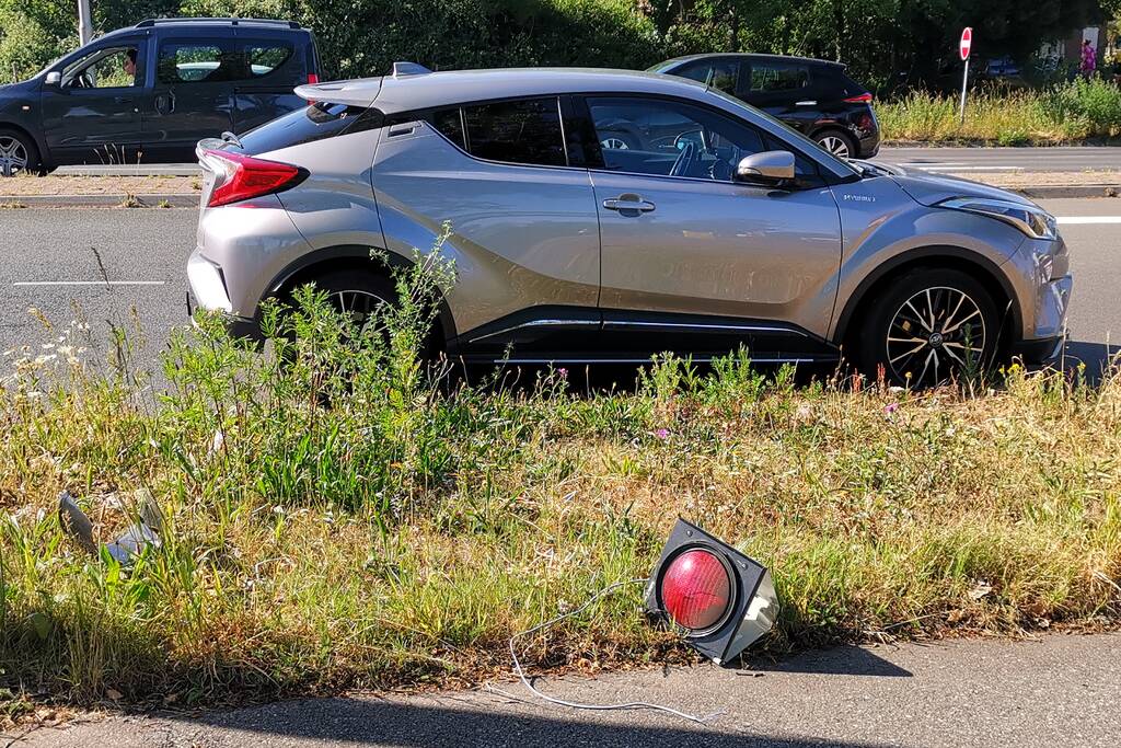 Auto botst tegen verkeerslicht
