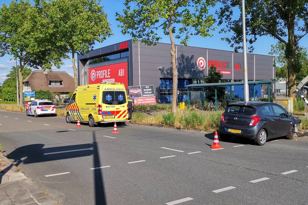 Auto botst tegen verkeerslicht