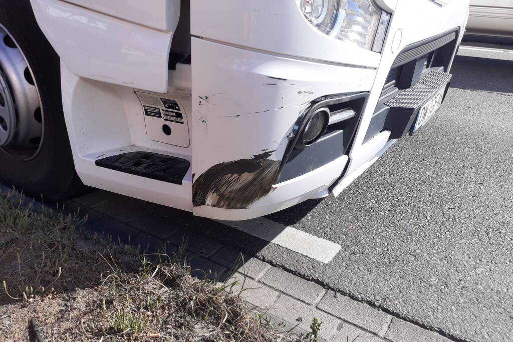 Ongeval tussen vrachtwagen en personenauto