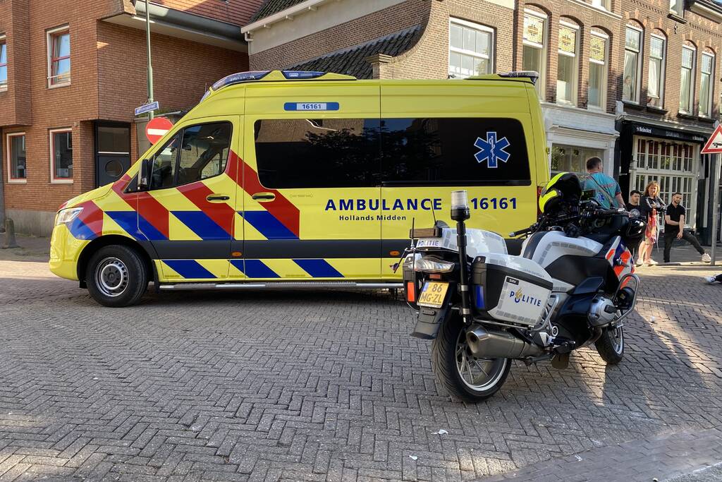 Vrouw gewond na botsing tussen twee scooters