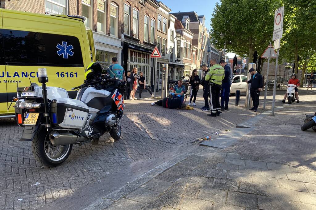 Vrouw gewond na botsing tussen twee scooters