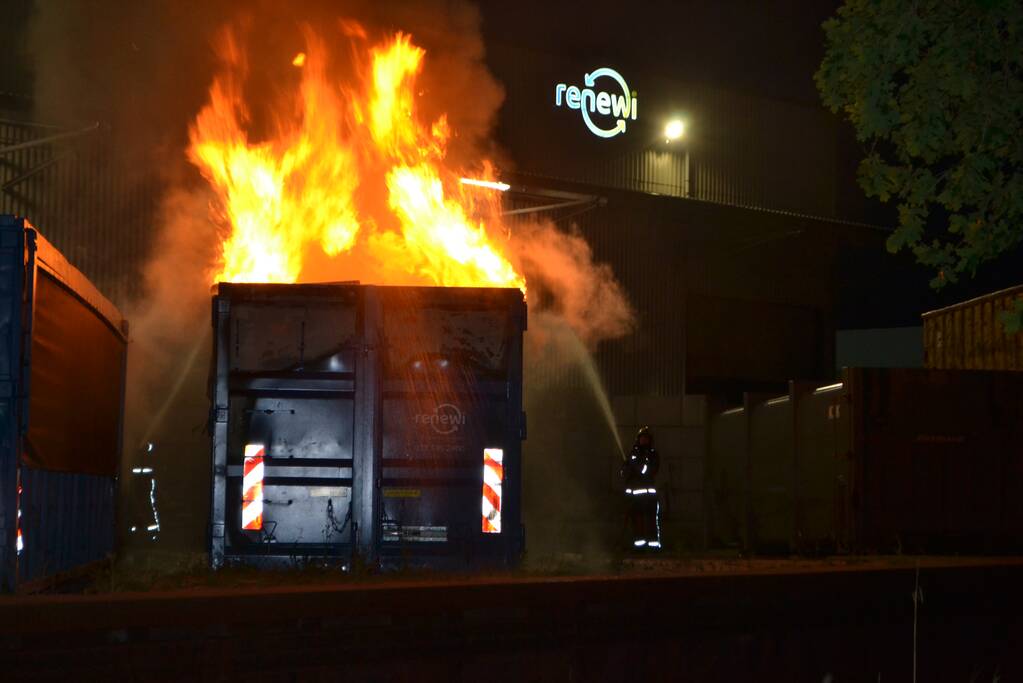 Hoge vlammen bij brand in container