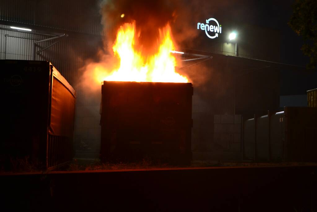 Hoge vlammen bij brand in container