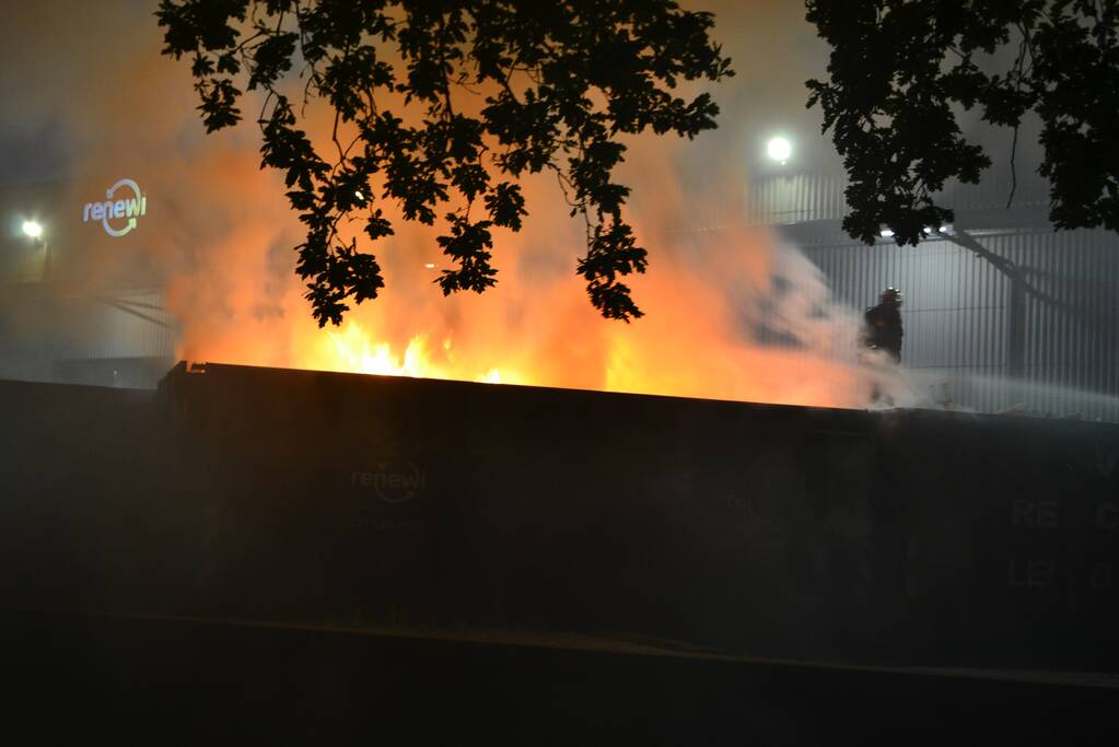 Hoge vlammen bij brand in container