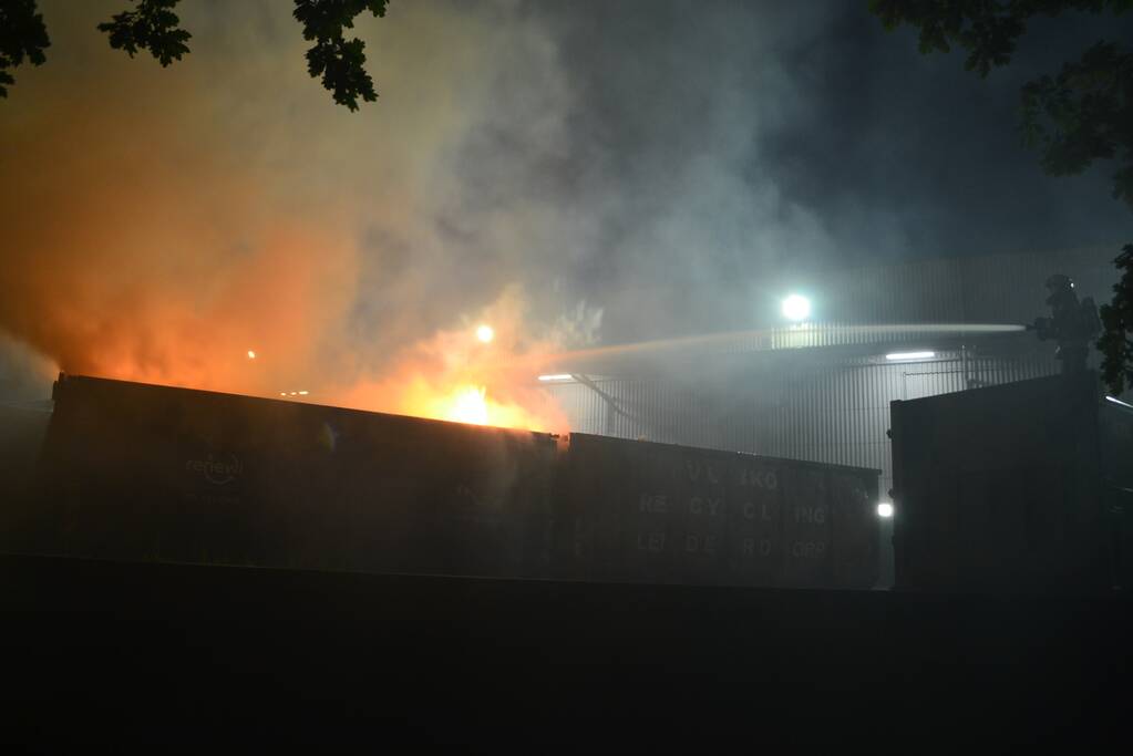 Hoge vlammen bij brand in container