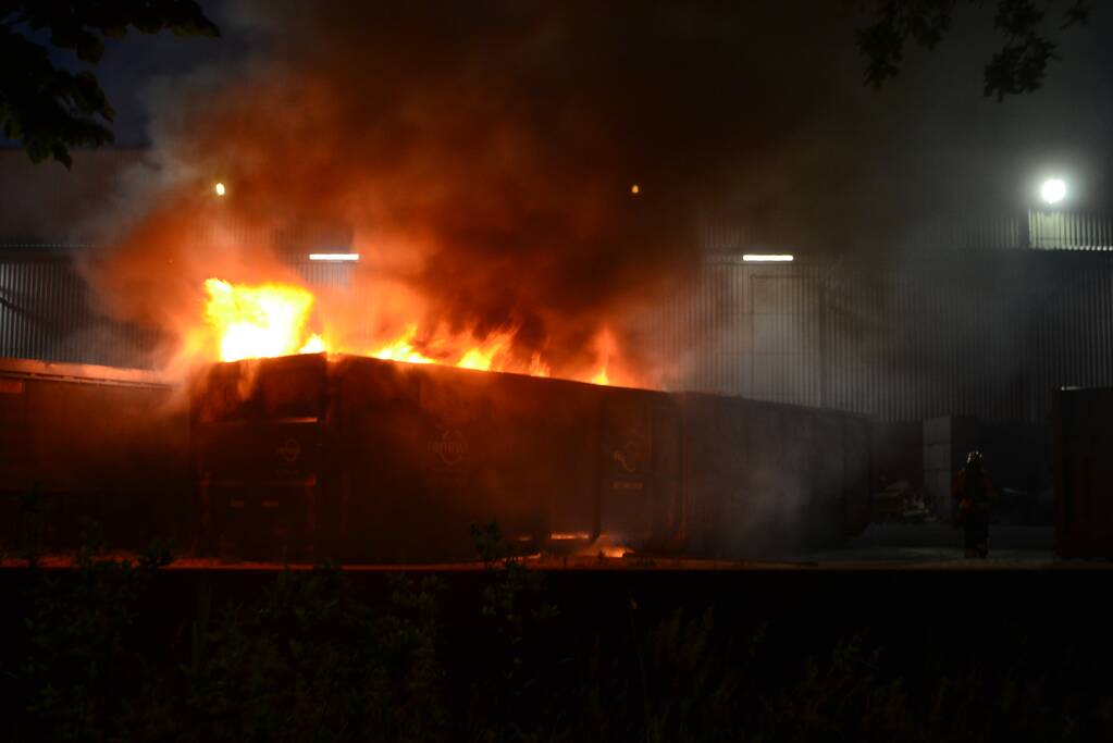 Hoge vlammen bij brand in container