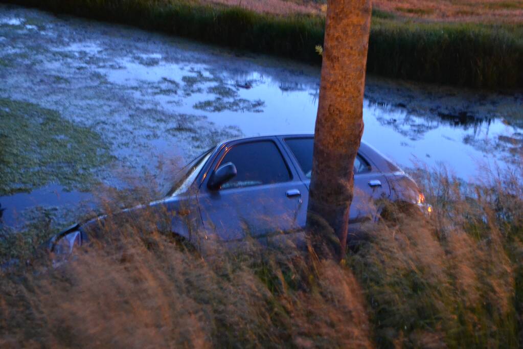 Auto vliegt uit de bocht en belandt in sloot
