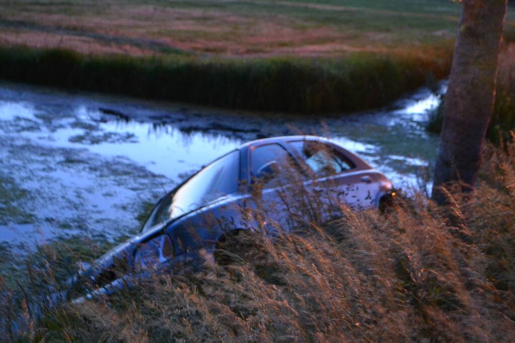 Auto vliegt uit de bocht en belandt in sloot