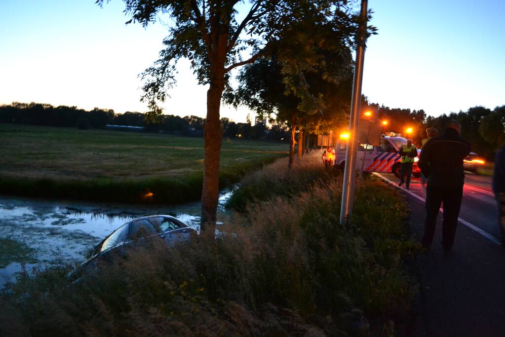 Auto vliegt uit de bocht en belandt in sloot