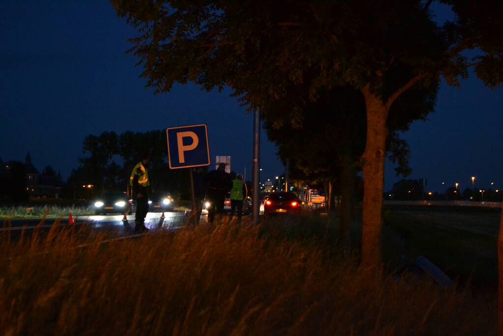 Auto vliegt uit de bocht en belandt in sloot