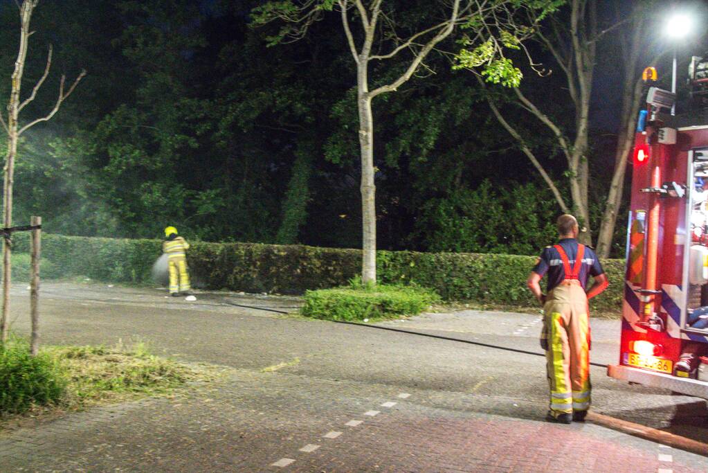 Brand in struiken op parkeerterrein voetbalvereniging