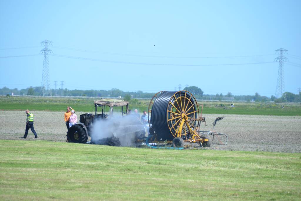 Tractor brandt volledig uit