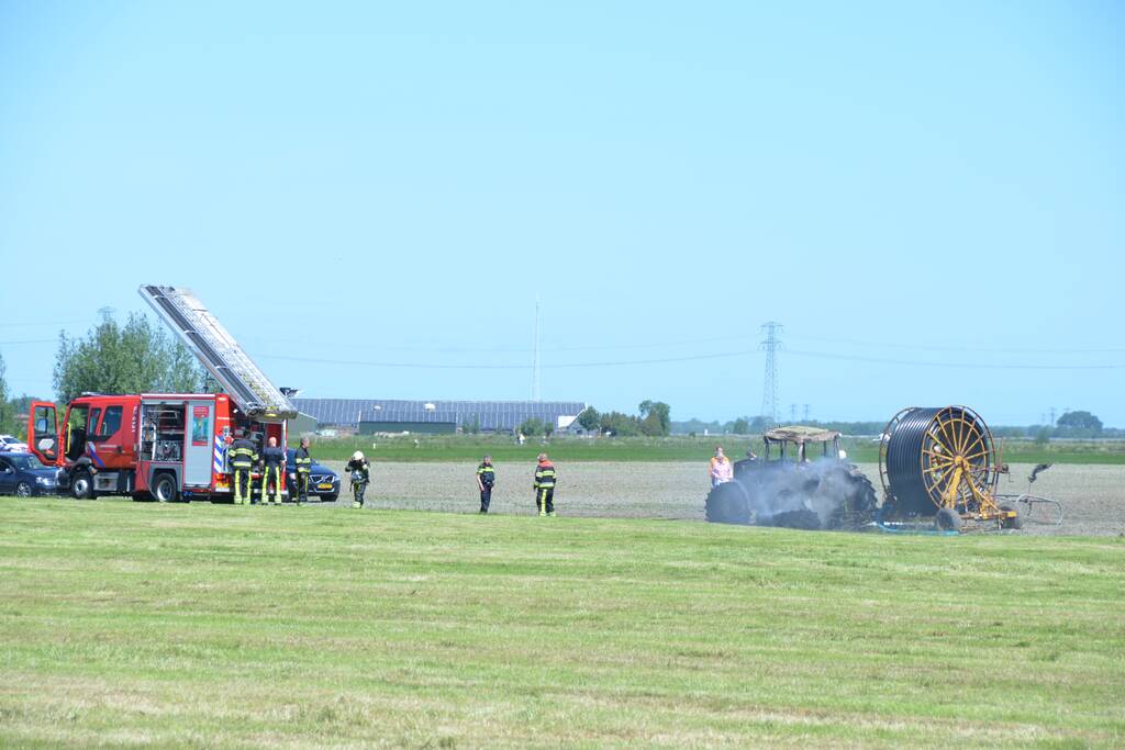 Tractor brandt volledig uit