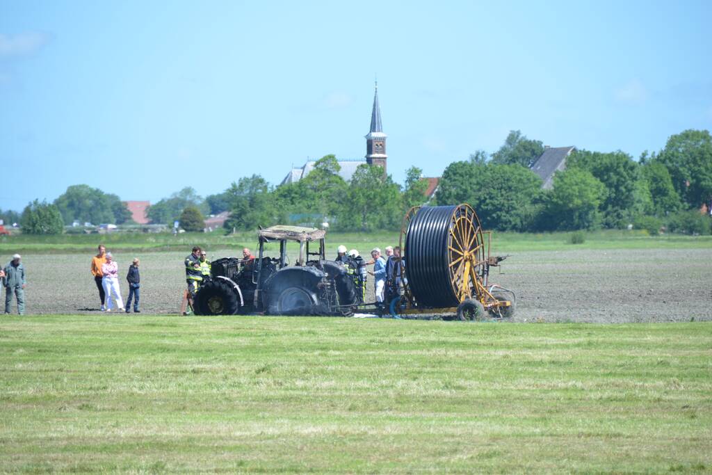 Tractor brandt volledig uit