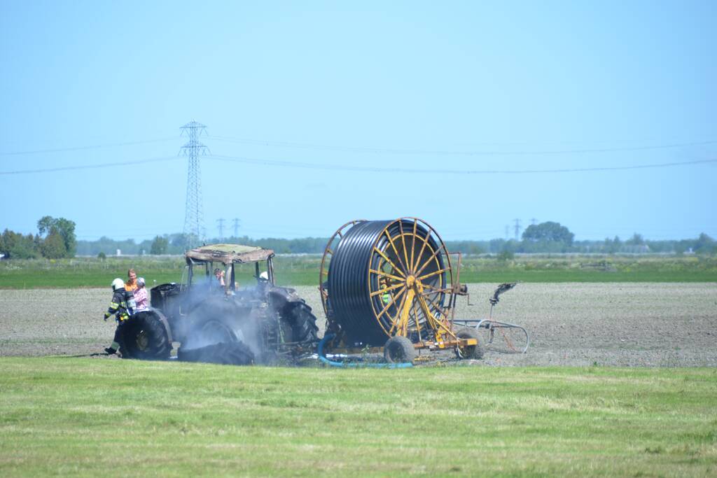Tractor brandt volledig uit