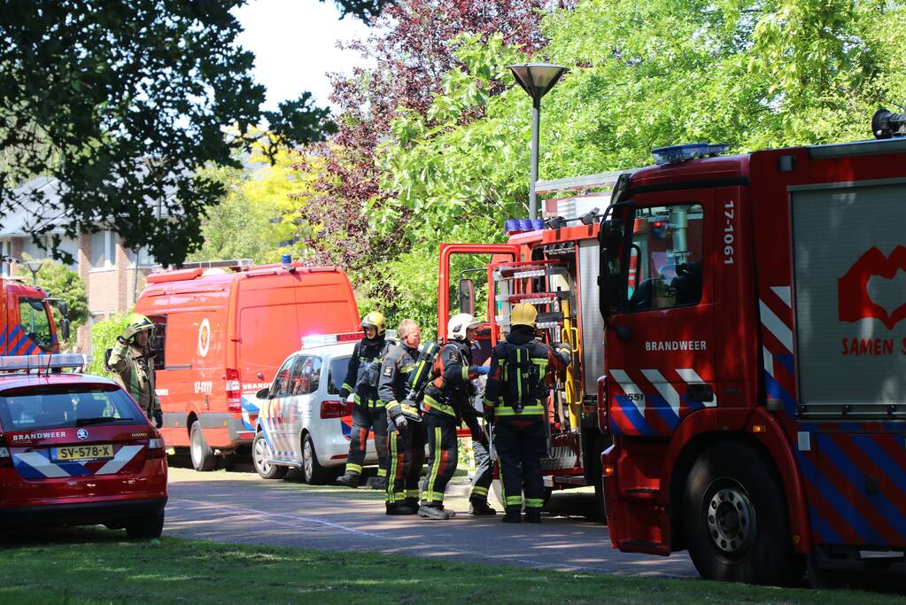 Uitslaande brand in rietendak van woning