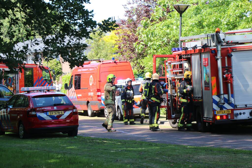Uitslaande brand in rietendak van woning