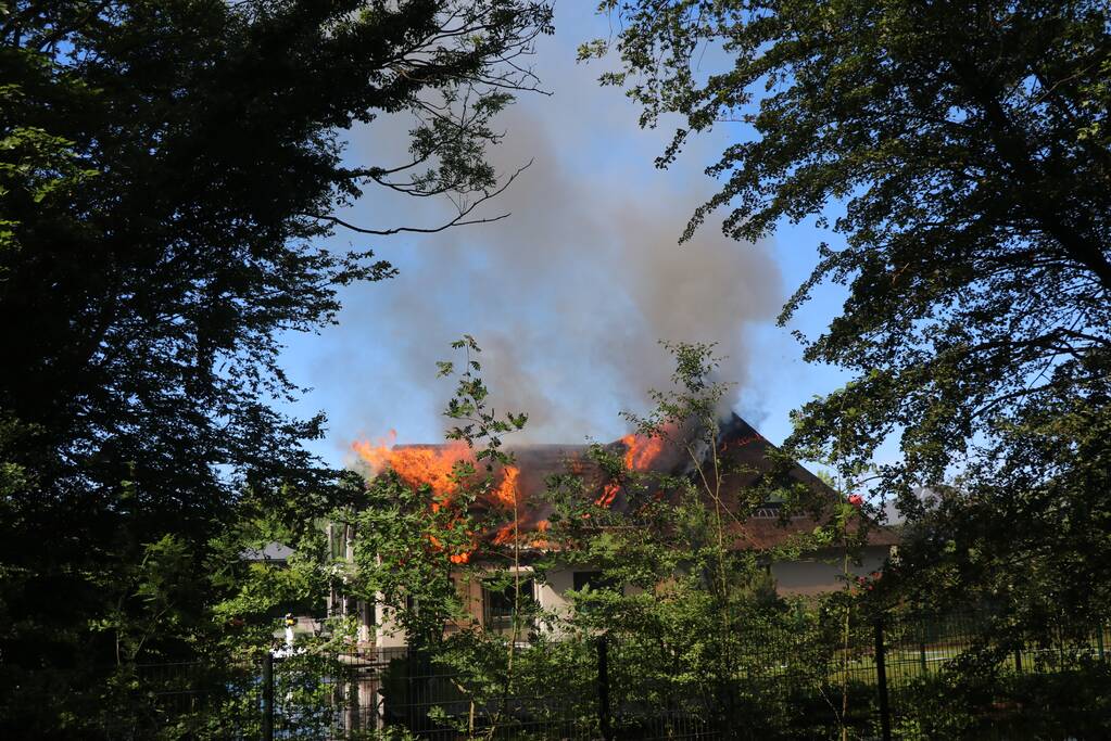 Uitslaande brand in rietendak van woning