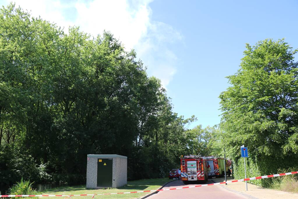 Uitslaande brand in rietendak van woning