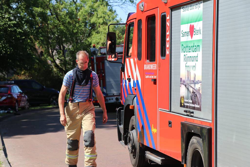 Uitslaande brand in rietendak van woning