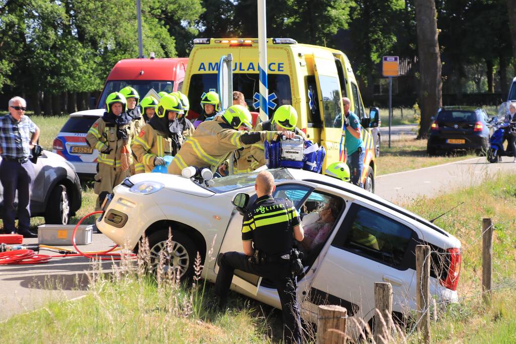 Vrachtwagen botst met personenwagen, twee gewonden
