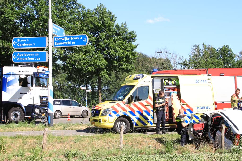 Vrachtwagen botst met personenwagen, twee gewonden