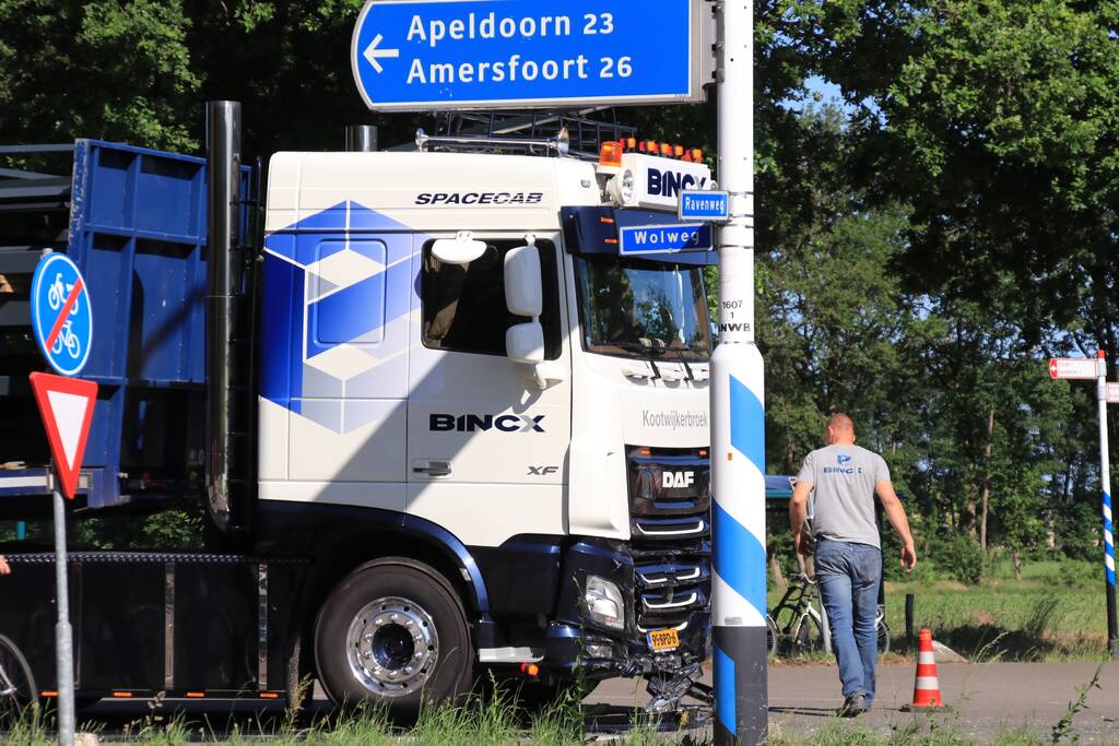 Vrachtwagen botst met personenwagen, twee gewonden
