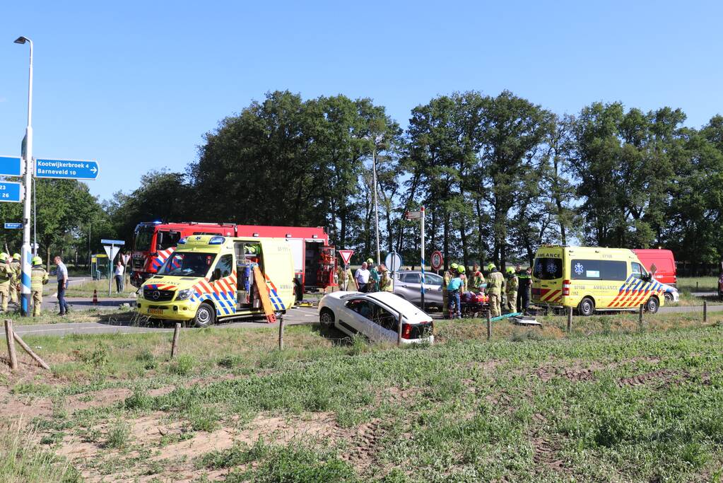 Vrachtwagen botst met personenwagen, twee gewonden