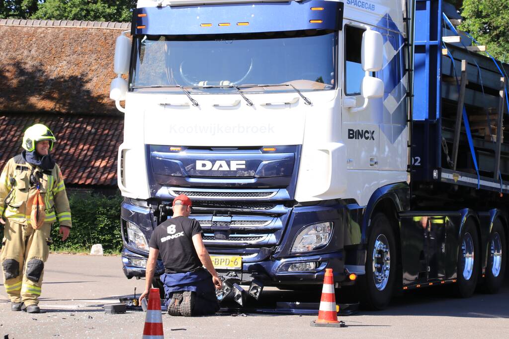 Vrachtwagen botst met personenwagen, twee gewonden