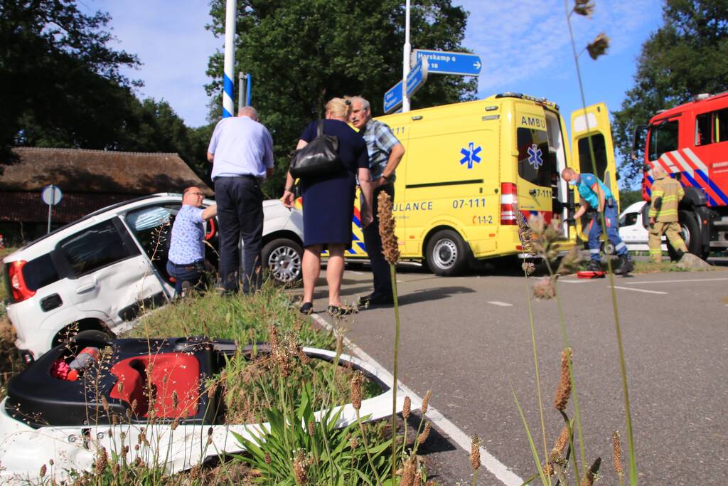 Vrachtwagen botst met personenwagen, twee gewonden