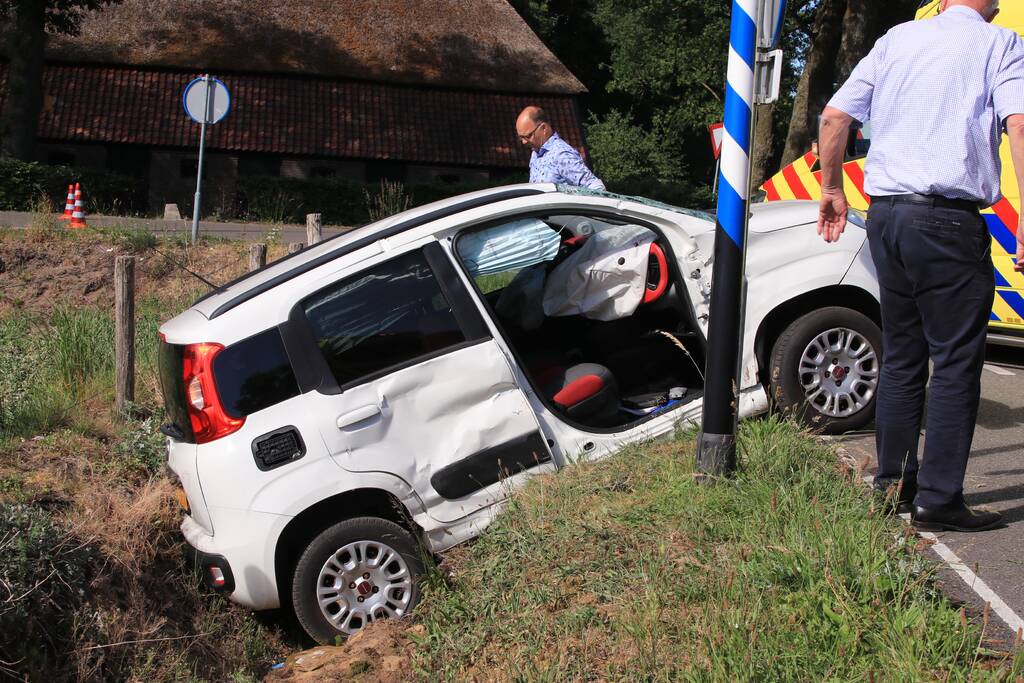 Vrachtwagen botst met personenwagen, twee gewonden